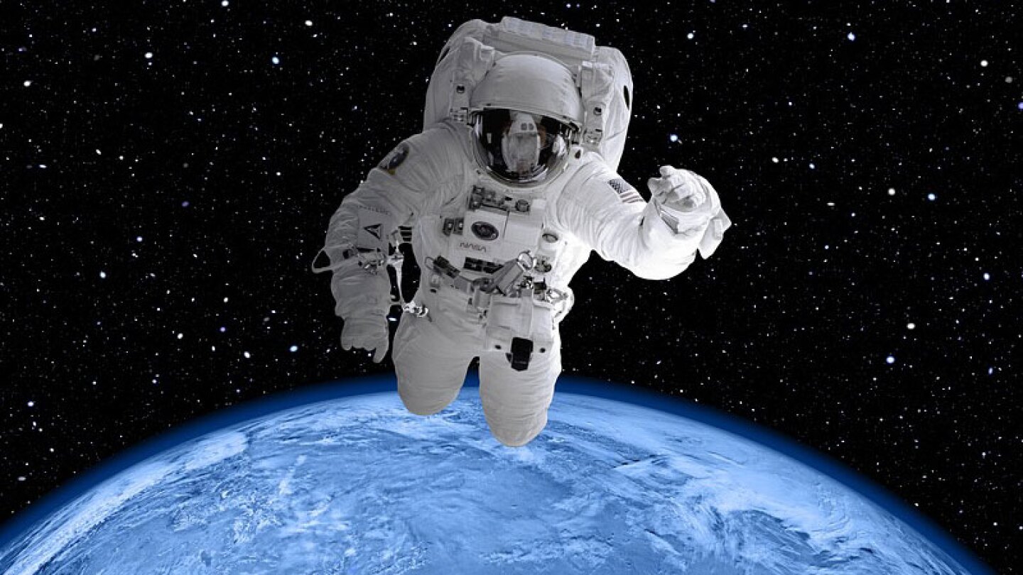 Hombre se viste de astronauta para exhibir los profundos baches de su colonia