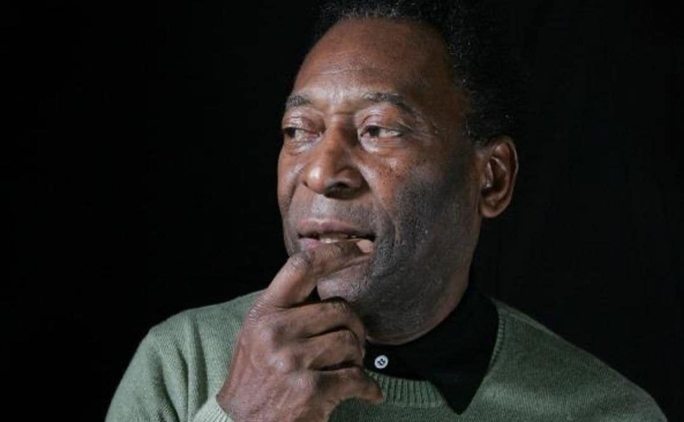 Pelé inició su carrera como profesional en 1956 en el Santos, club en el que militó hasta 1974 y con el que ganó un título de la Supercopa de Campeones Intercontinentales, dos de la Copa Intercontinental, dos de la Copa Libertadores de América, seis del Brasileirão, cuatro del Torneo Río-São Paulo y diez del Campeonato Paulista.