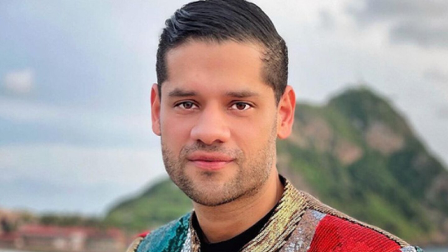 Vocalista de Mi Banda el Mexicano exhibe a fans en la azotea