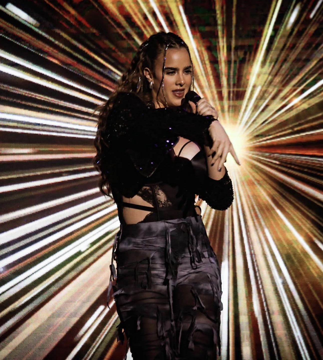 Gala Montes cantando