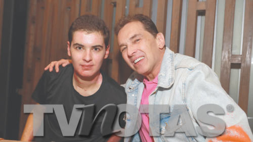 Hijo de Rafael Villar y su padre sonriendo juntos