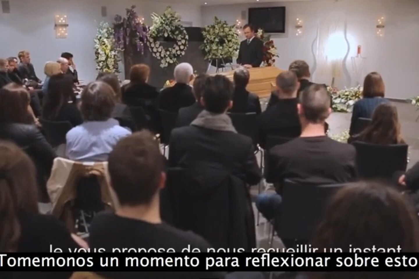 Un obispo los espera para iniciar el funeral.