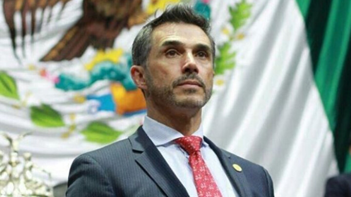 Sergio Mayer se pone falda en solidaridad con las mujeres