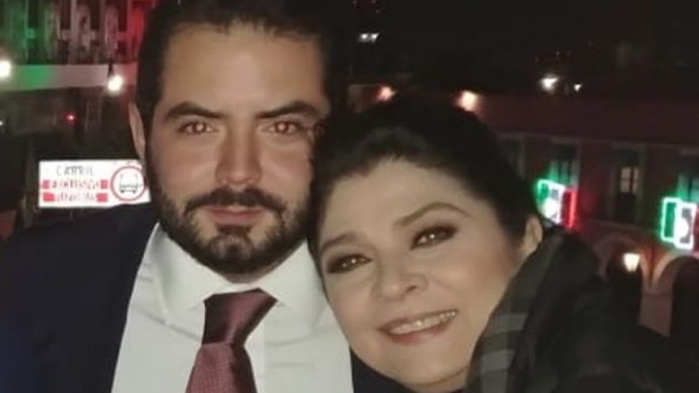 Victoria Ruffo posa por primera vez en el año con sus tres hijos juntos