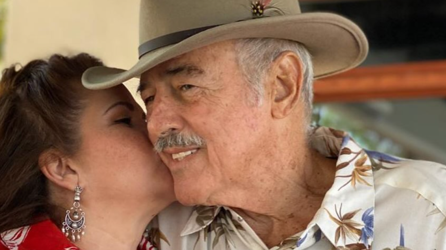 Andrés García habla con su viuda a través de medium.png