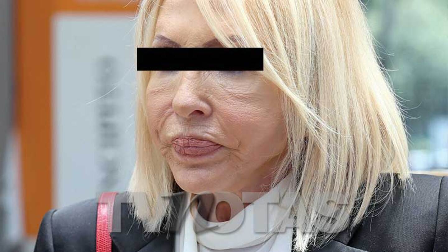 La conductora enfrenta un problema