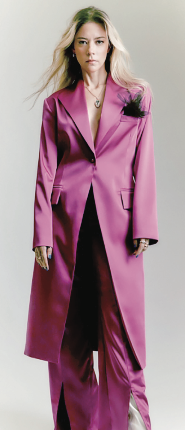 Fernanda Castillo con abrigo rosa