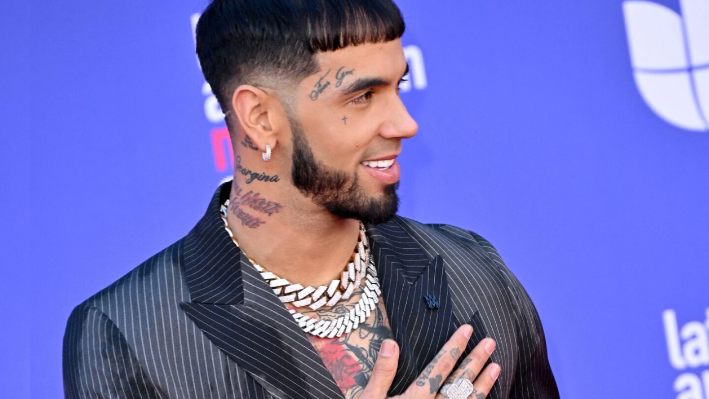 Anuel AA anuncia su regreso a los escenarios tras ser operado de emergencia