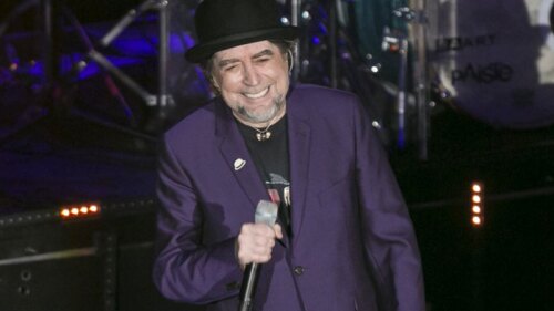 El cantante sufrió tremendo accidente en el escenario y tuvo que ser auxiliado con camilla.