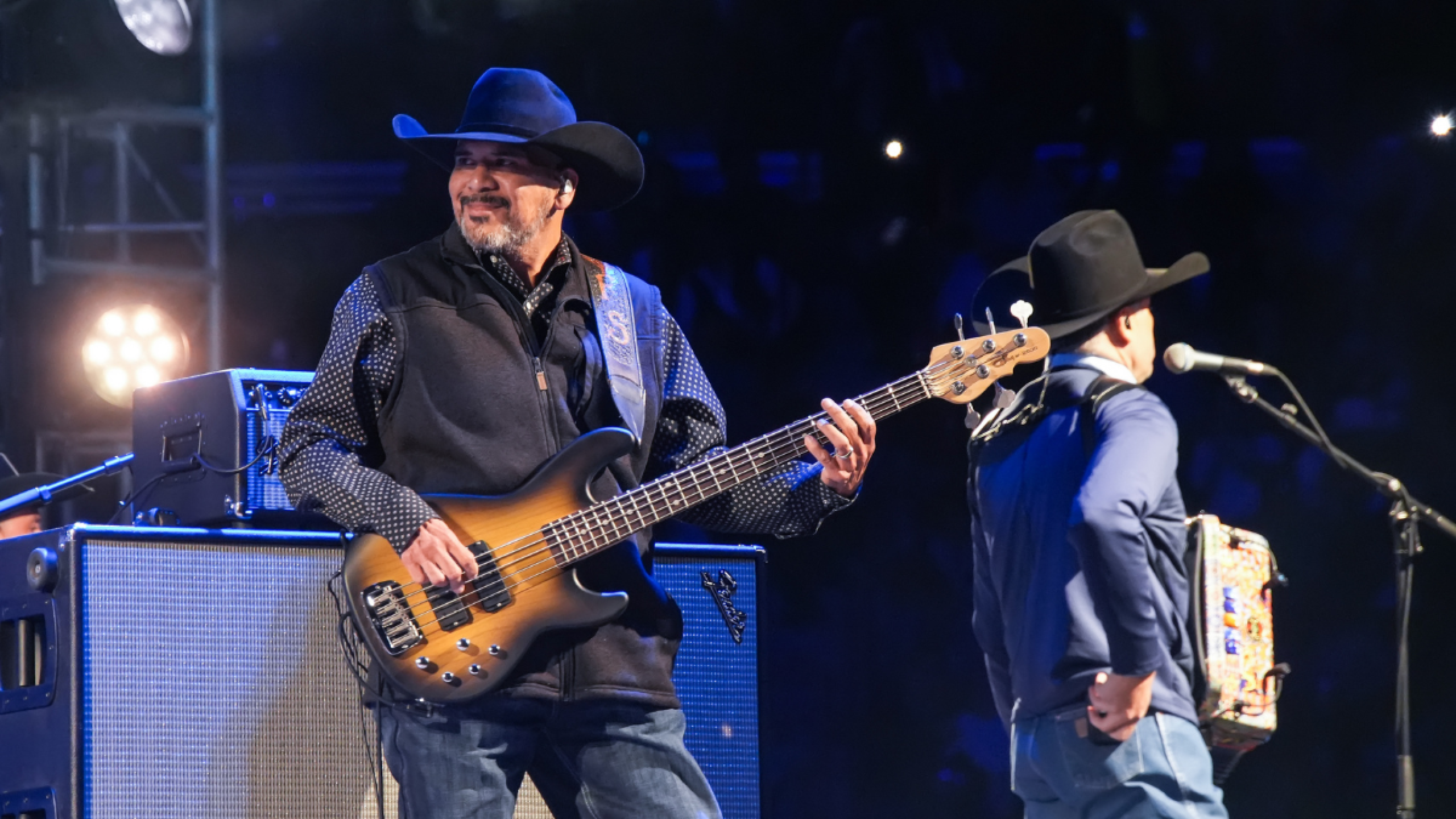 Pepe Aguilar sorprende en el concierto de Intocable en la Plaza de Toros México