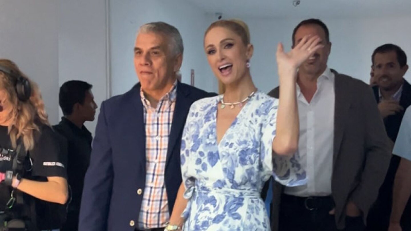 Paris Hilton saludando en hospital de Guadalajara