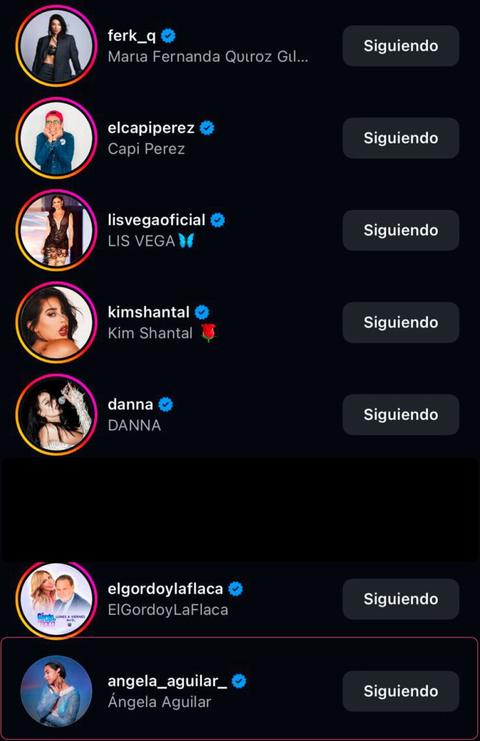 Christian Nodal y Johnny Depp posando juntos