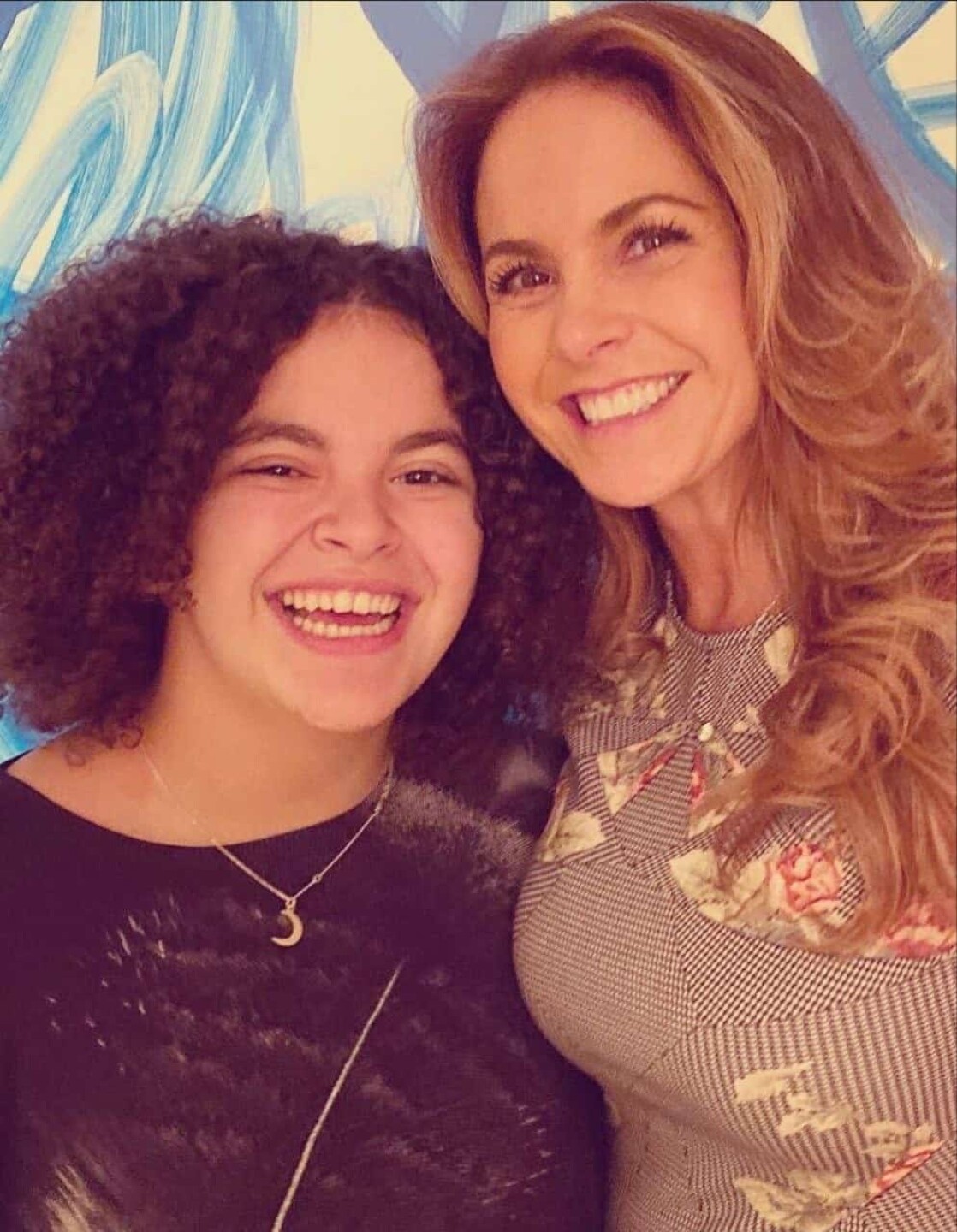 Es la segunda hija del matrimonio entre Lucero y Manuel Mijares, quienes ahora están separados.