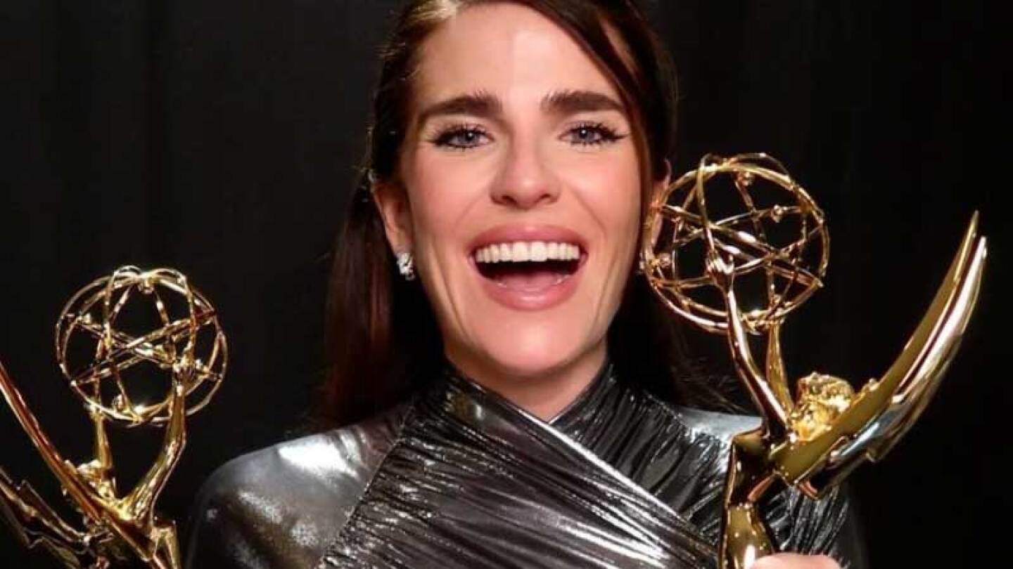 Karla Souza cantante