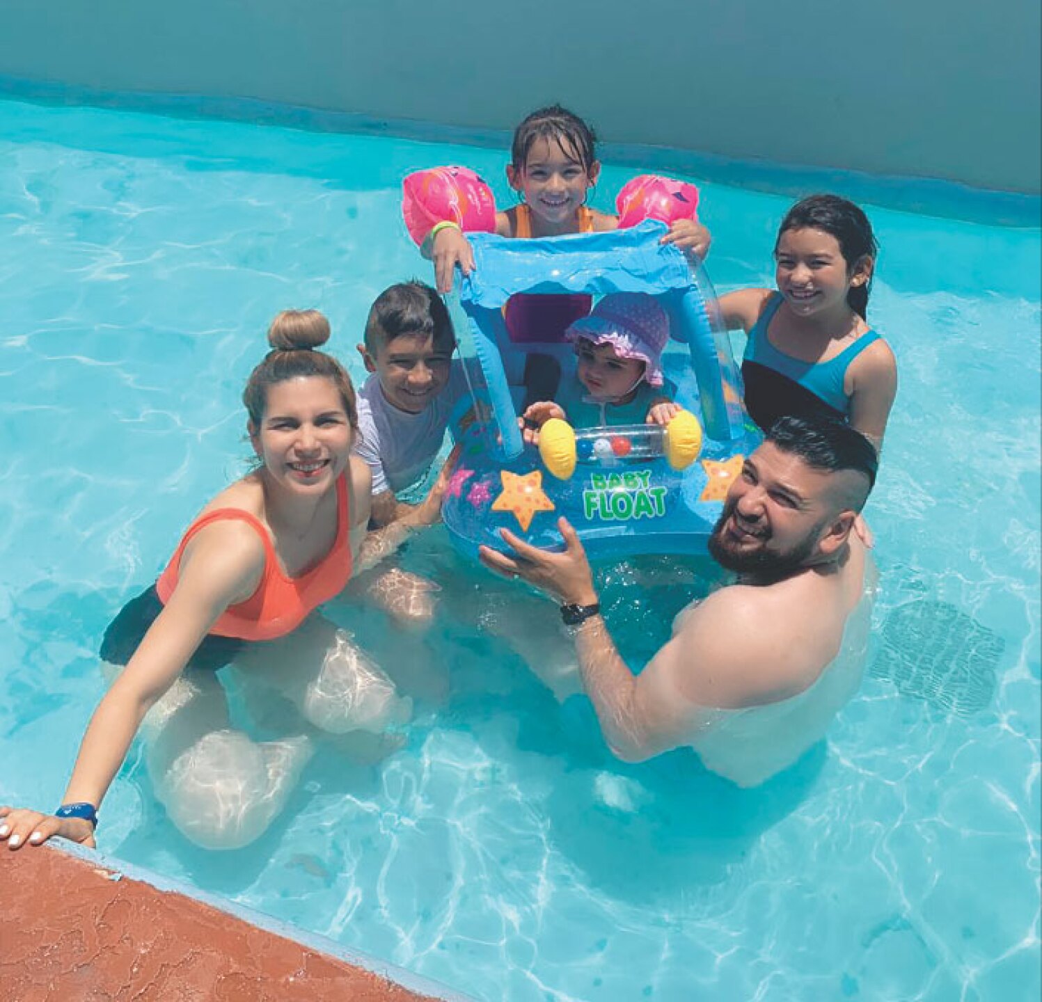 Como familia feliz vimos de vacaciones a Karla Panini y su esposo con sus hijos