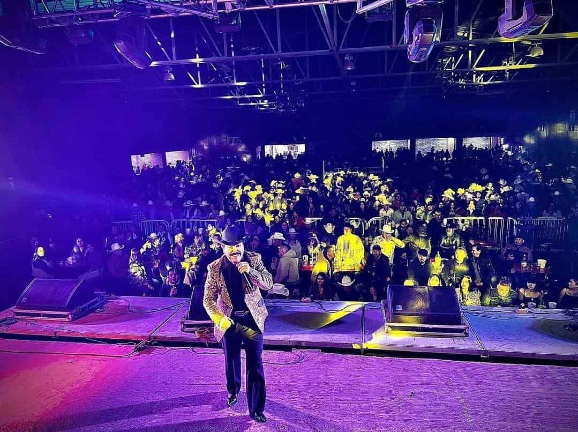 Nació con el nombre de Lorenzo Hernández en Cuencamé de Ceniceros, Durango, y cantó por primera vez en la radio a fines de la década de 1950 en un concurso de talentos dominical llamado "Aficionados de los Ejidos" en XEDN.