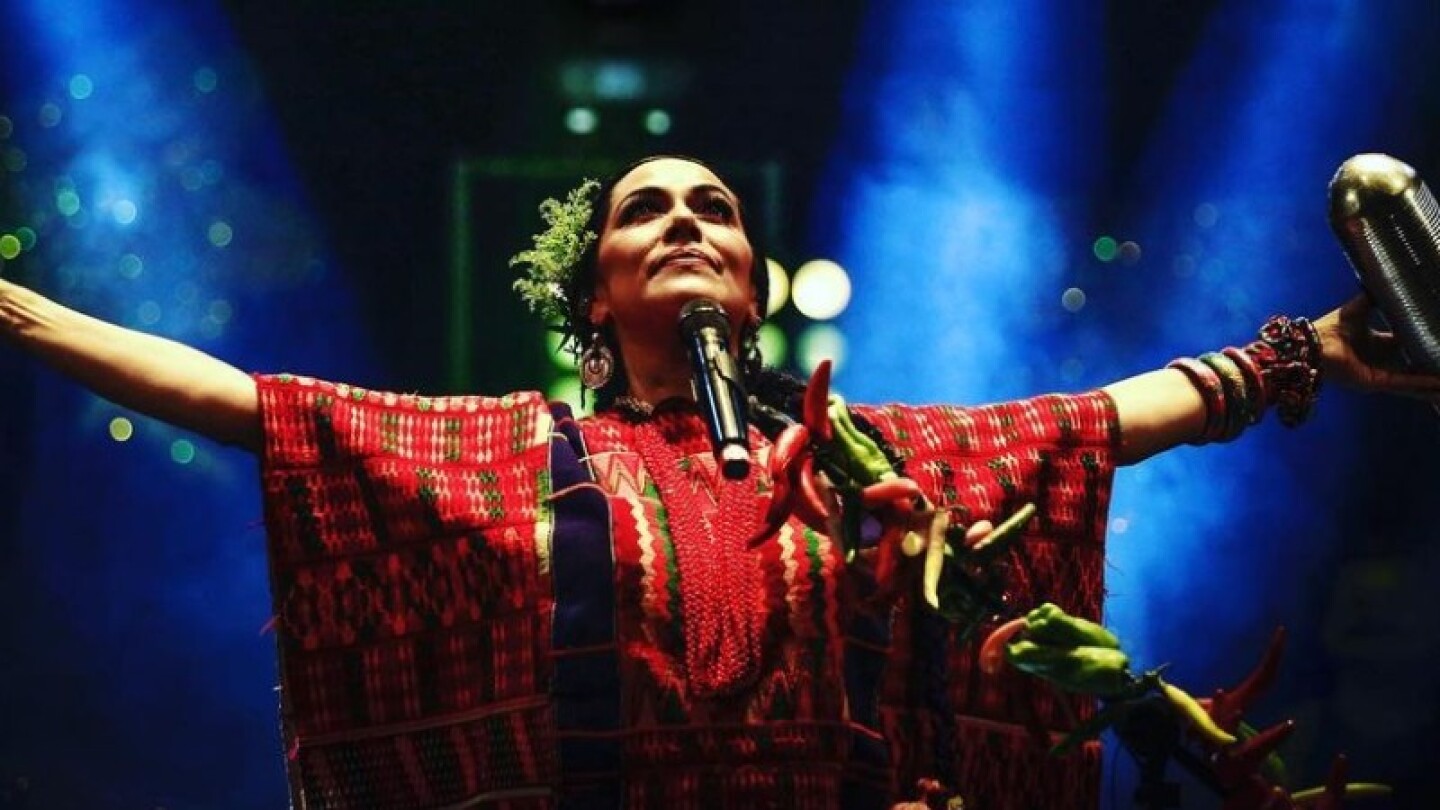 Lila Downs habla de lo duro de ser madre adoptiva