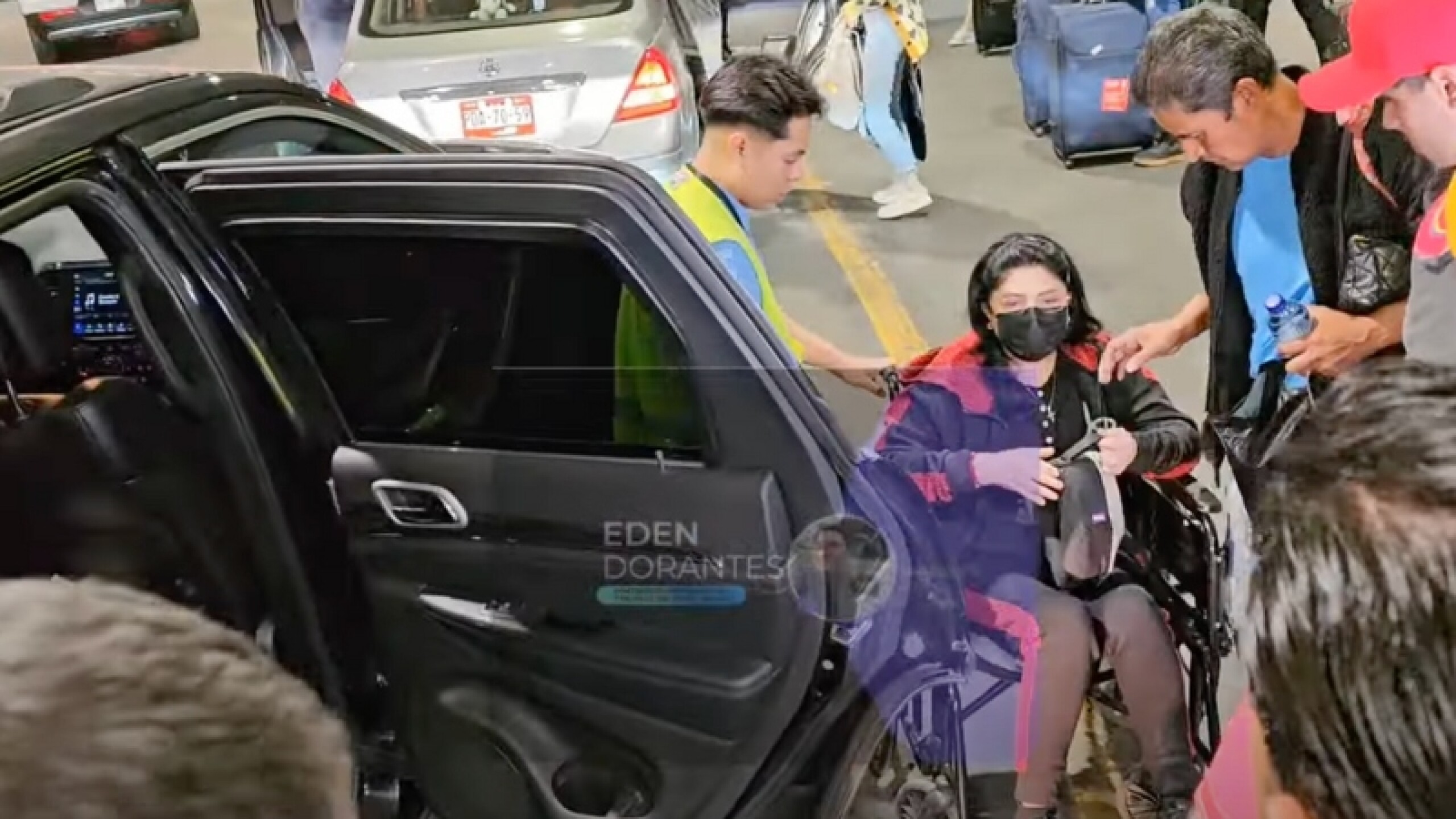 Victoria Ruffo en sila de ruedas