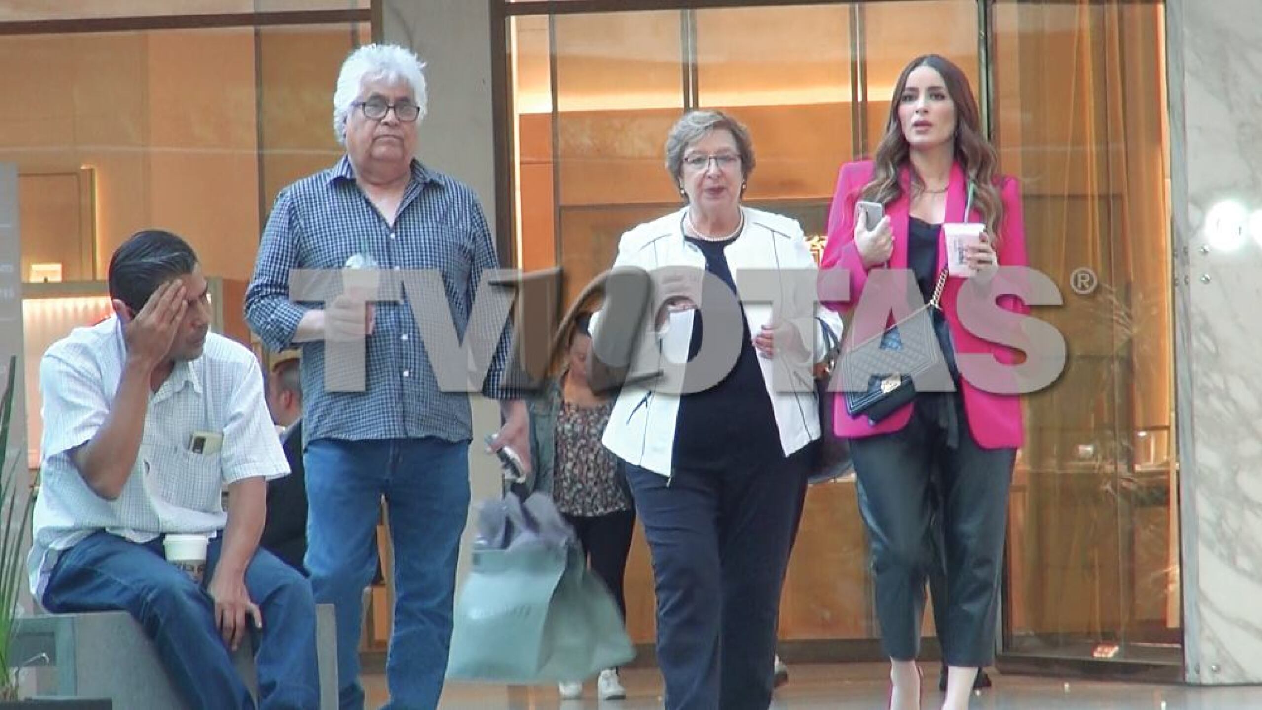 Captamos a Carlos Rivera y Cynthia Rodríguez muy felices; ¡a ella ya se le nota su pancita!