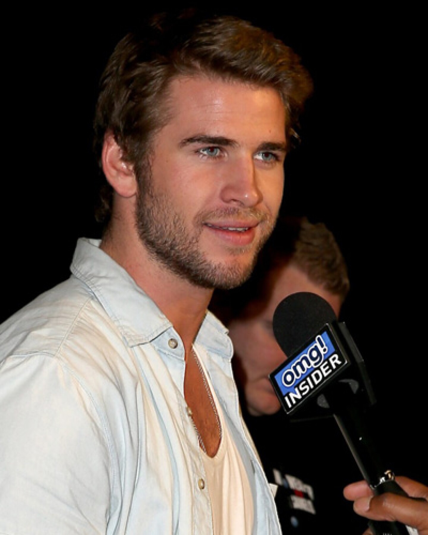 Liam Hemsworth fue visto muy bien acompañado en una noche de fiesta.