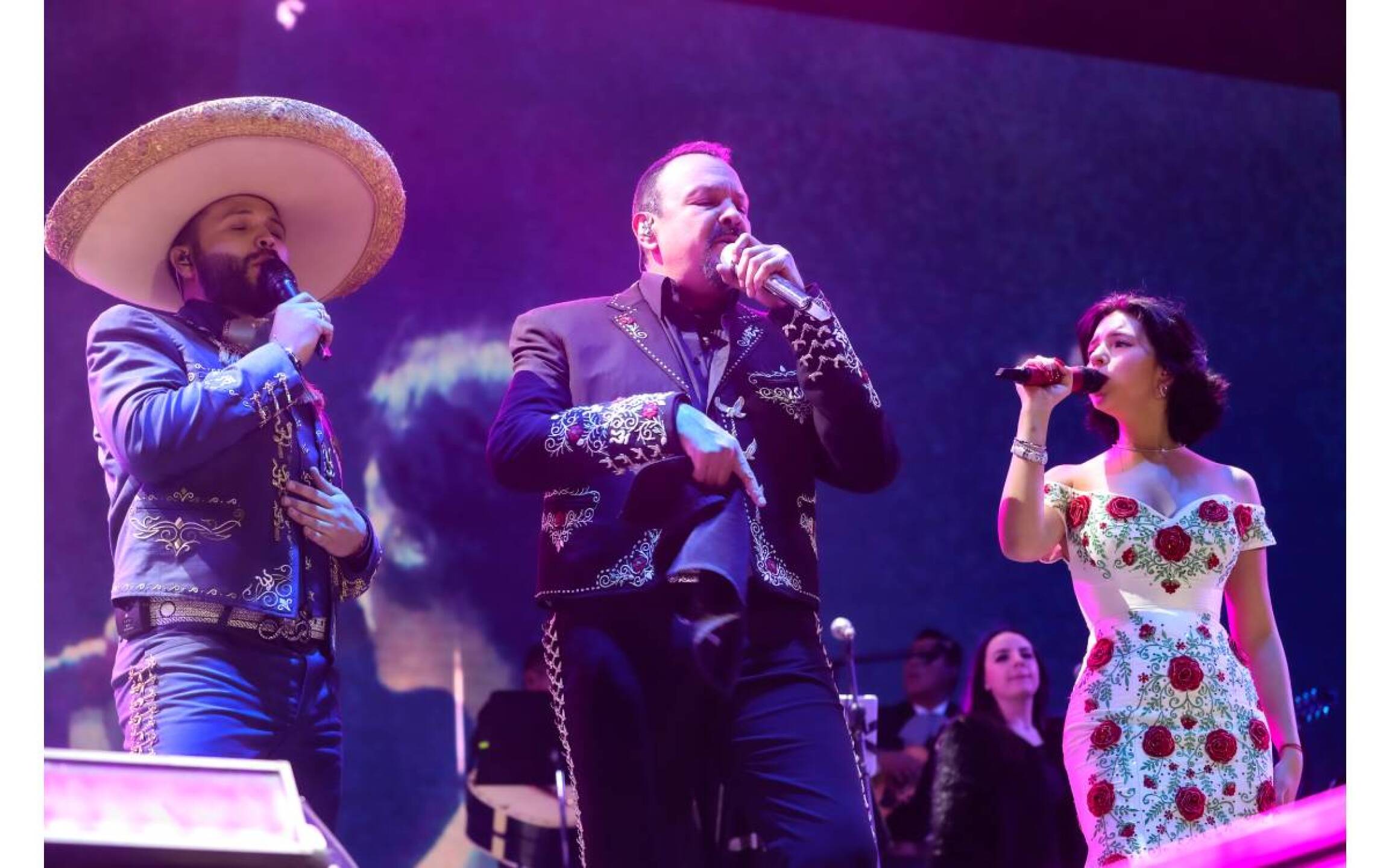 Pepe Aguilar y su familia