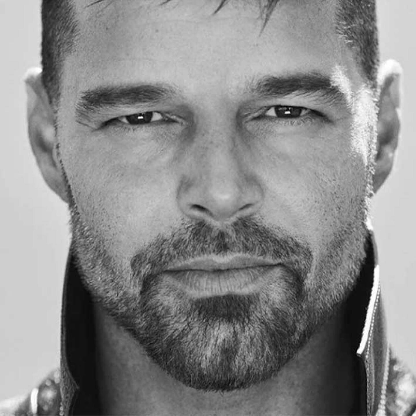 Ricky Martin luce distinto.