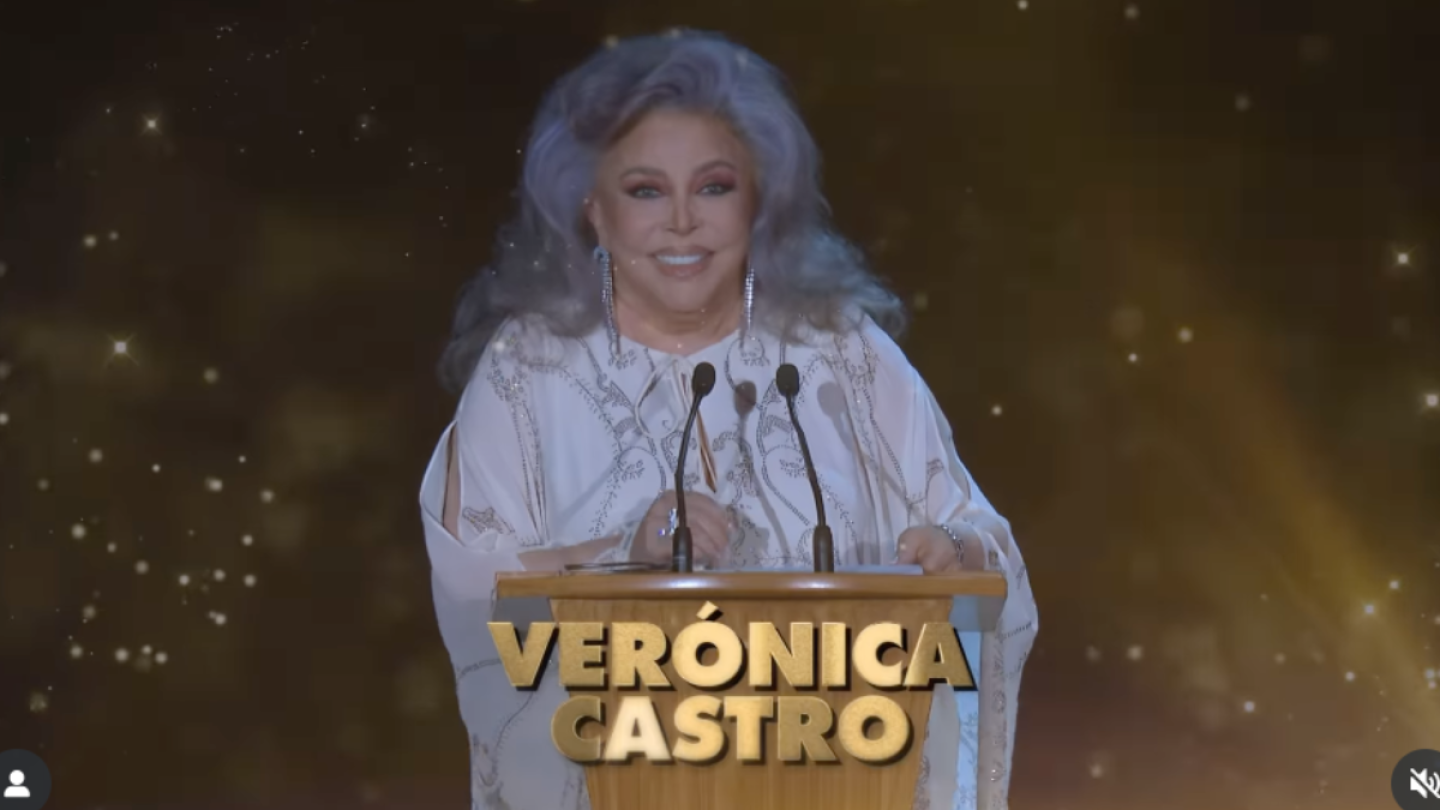 Verónica Castro regresa a la conducción y Coque Muñiz le agradece con placa en el Auditorio Nacional