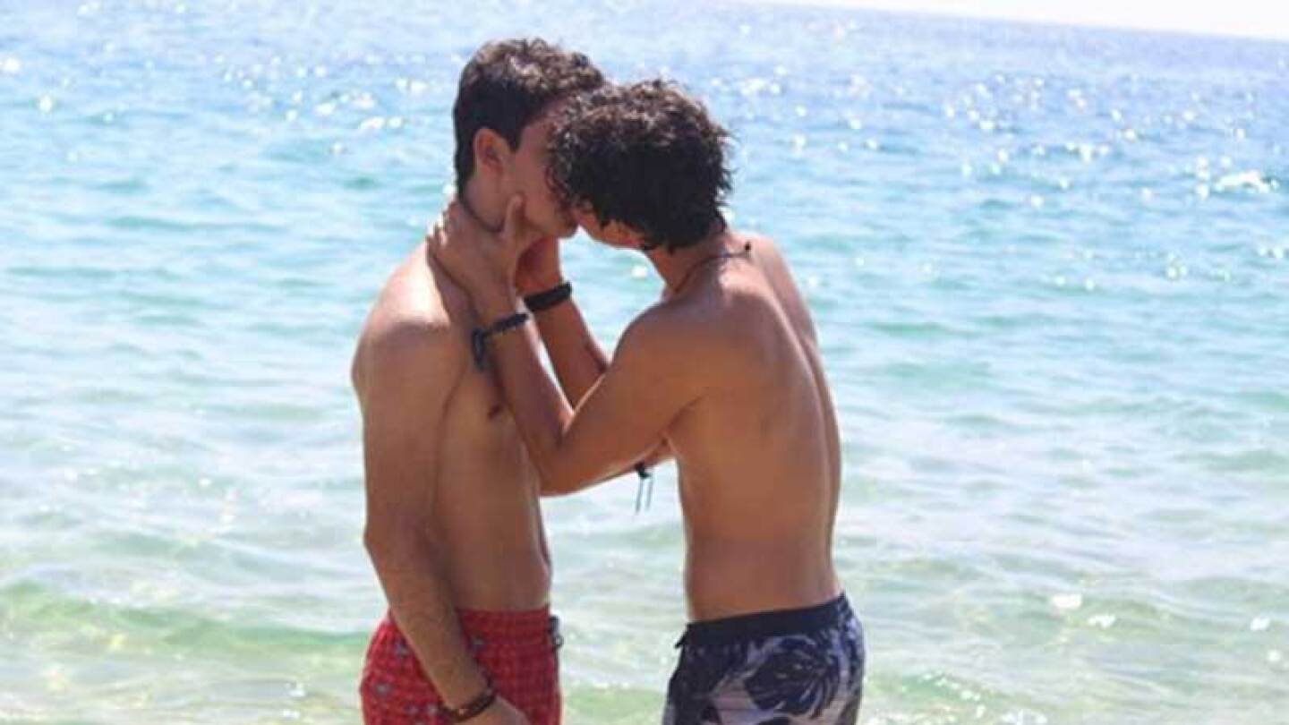 Revelan detrás de cámaras del beso 'Aristemo'.