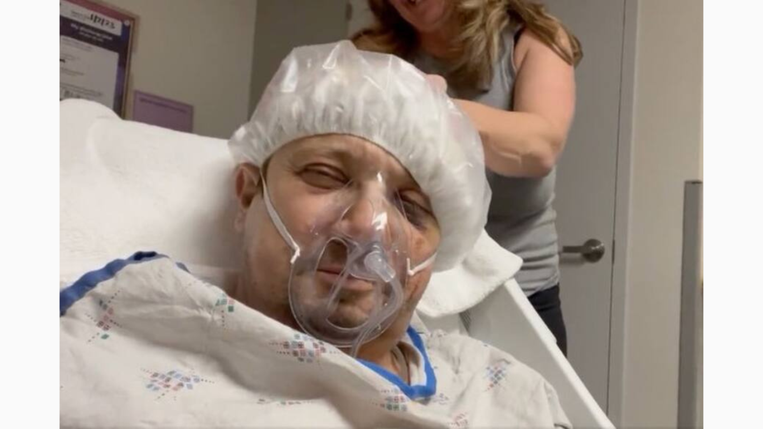 Jeremy Rener en el hospital tras su accidente.png