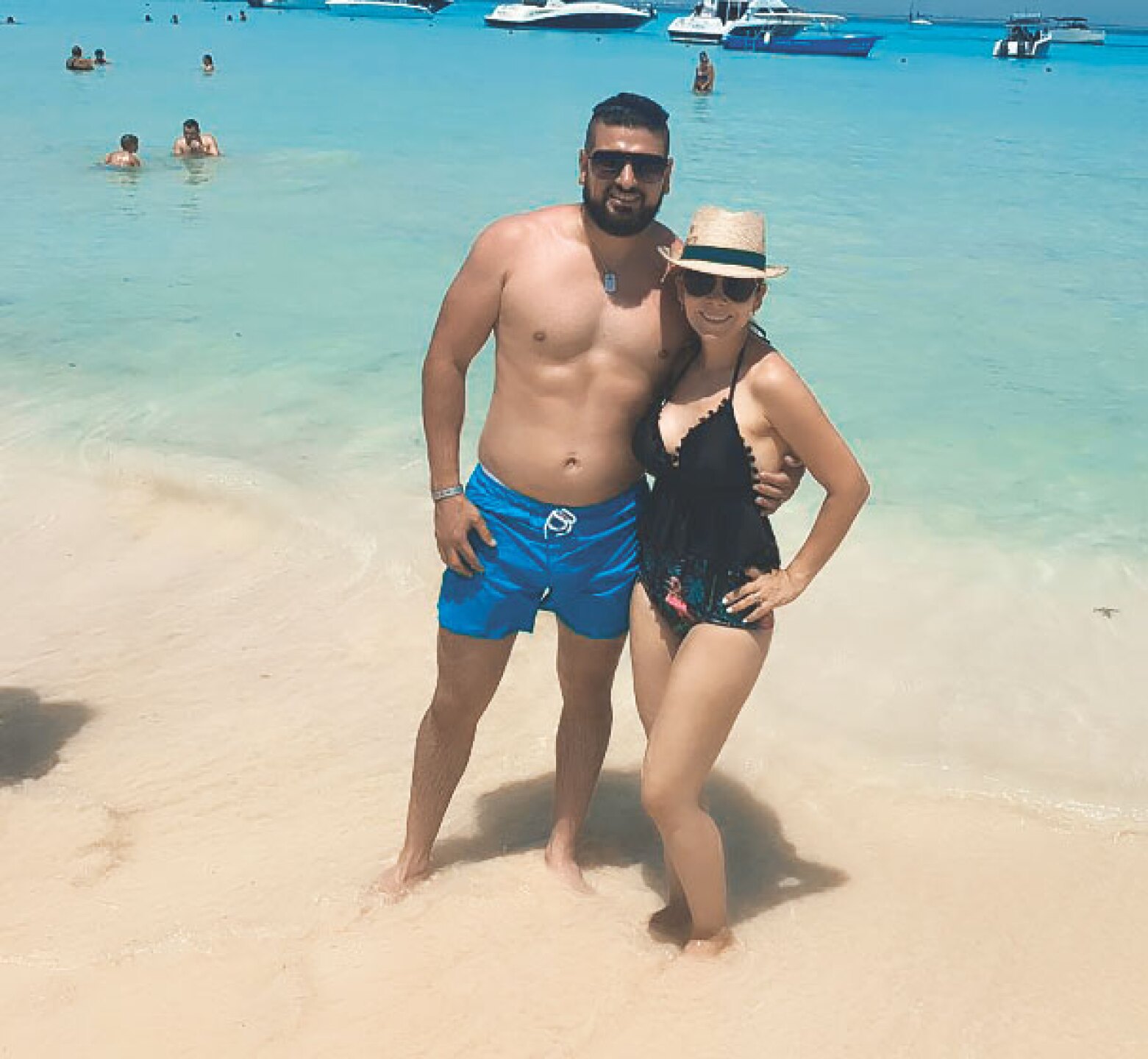 Como familia feliz vimos de vacaciones a Karla Panini y su esposo con sus hijos