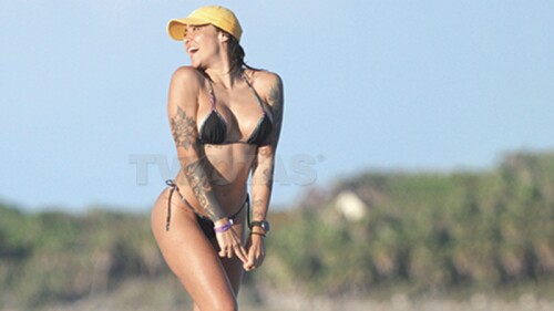 Erika Fernández derrochó sensualidad en las playas de la Riviera Maya