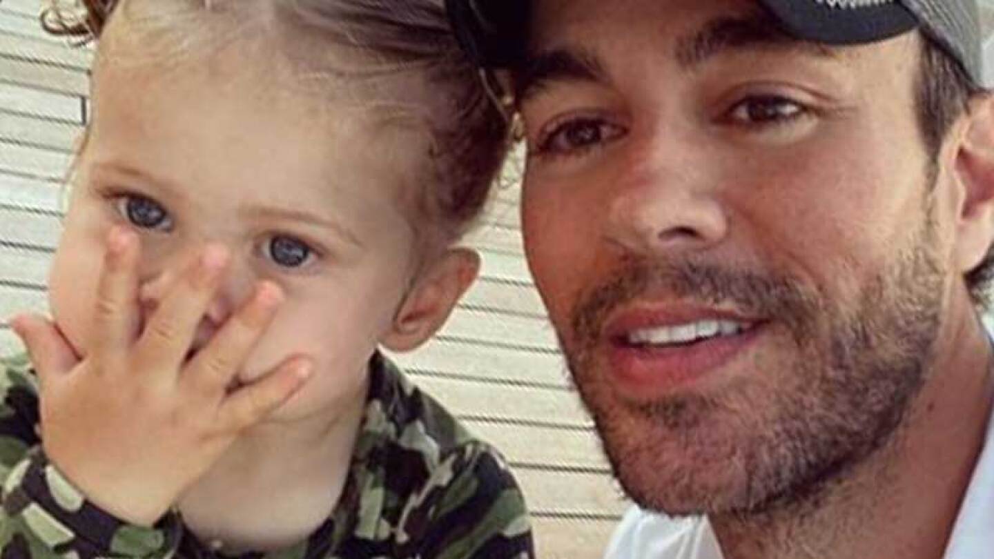 Enrique Iglesias y su pequeña hija. 