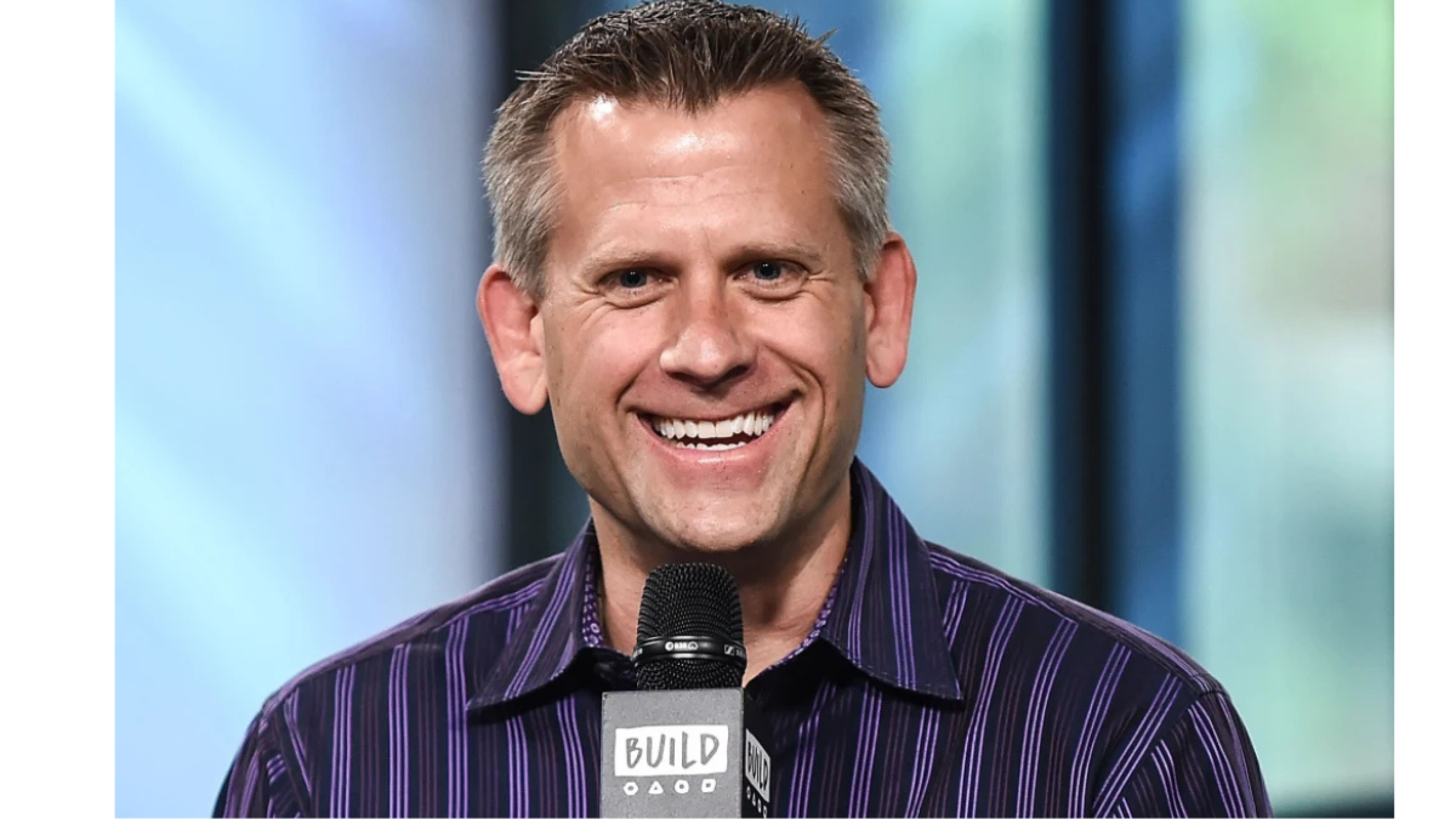 Muere John Brenkus, a los 54 años