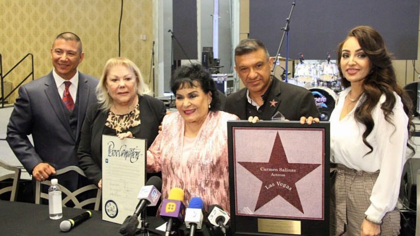 Carmelita Salinas se mostró emocionada por tal reconocimiento.