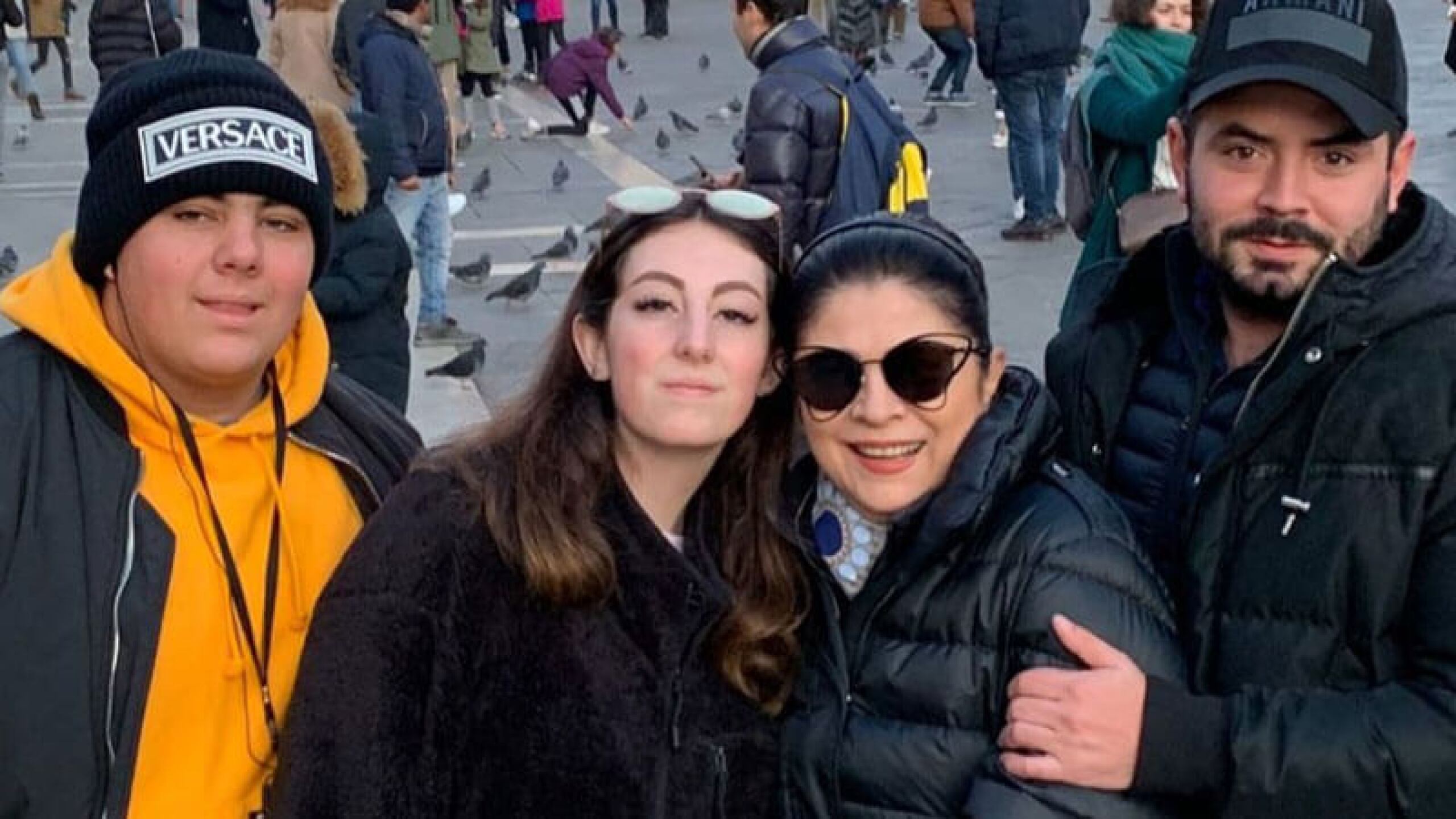 José Eduardo Derbez hace video con perros