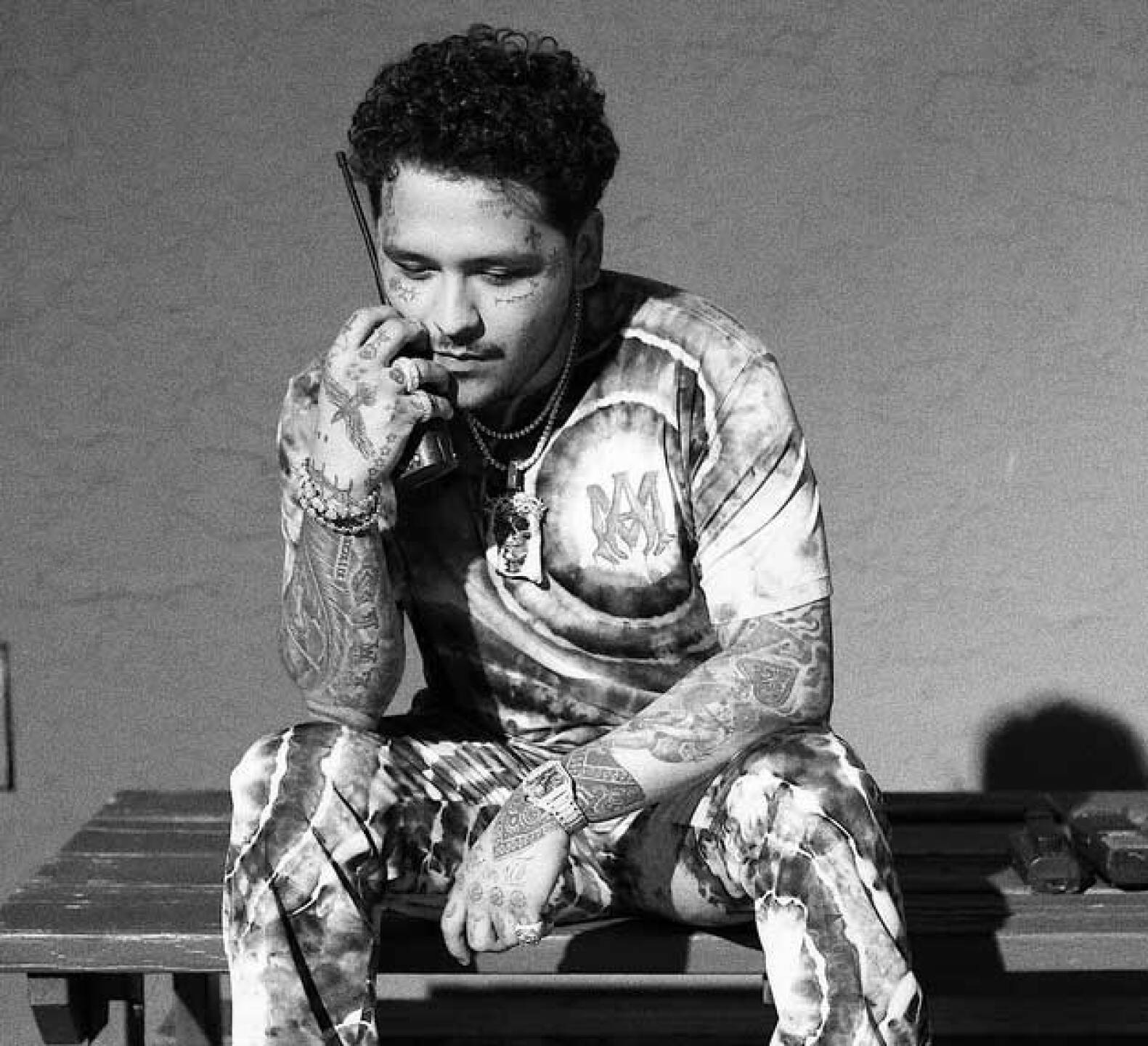 Christian Nodal besó el suelo