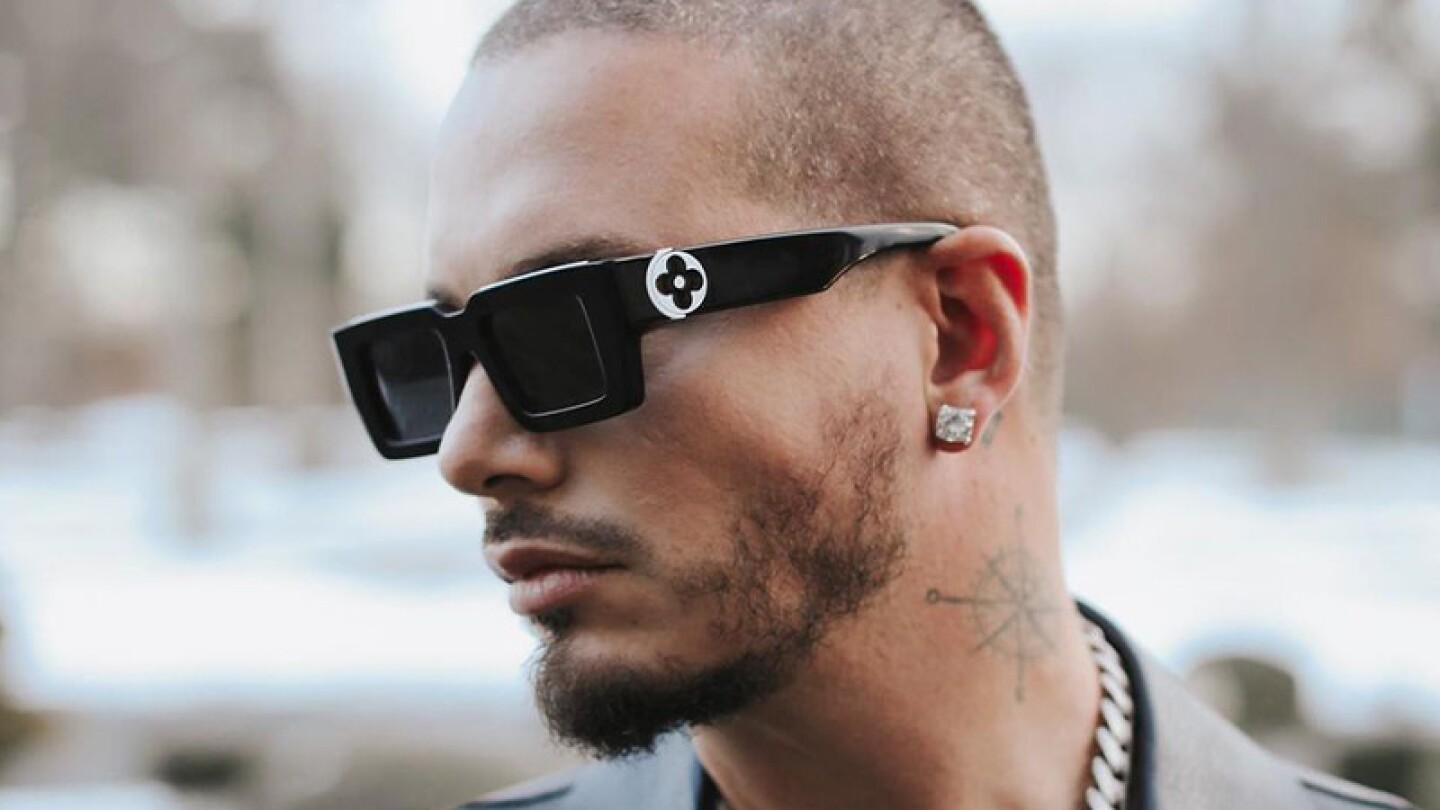 J Balvin preocupa a sus fans por aparecer en camilla de hospital.