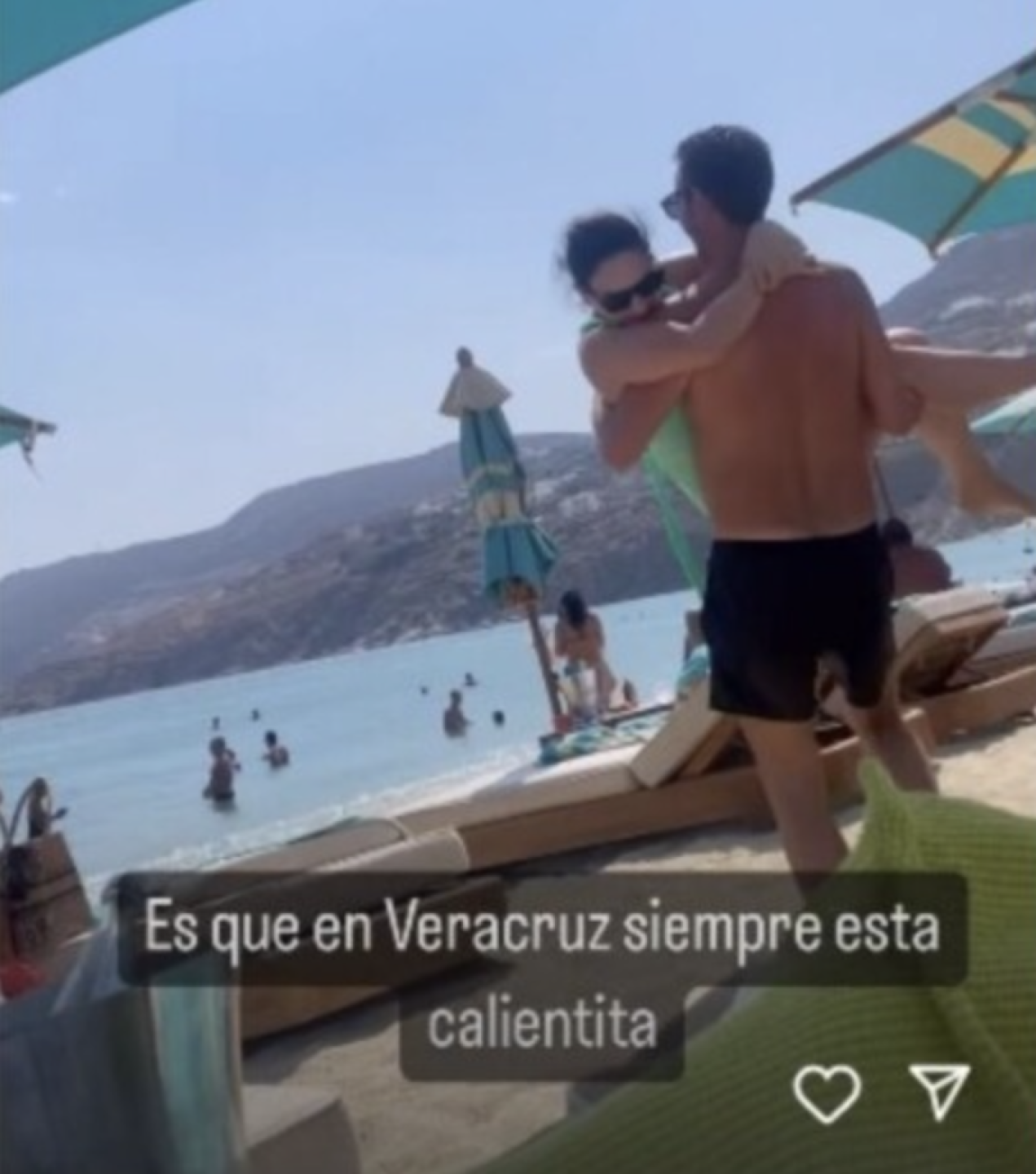 Ana de la Reguera con misterioso hombre en playa de Mykonos