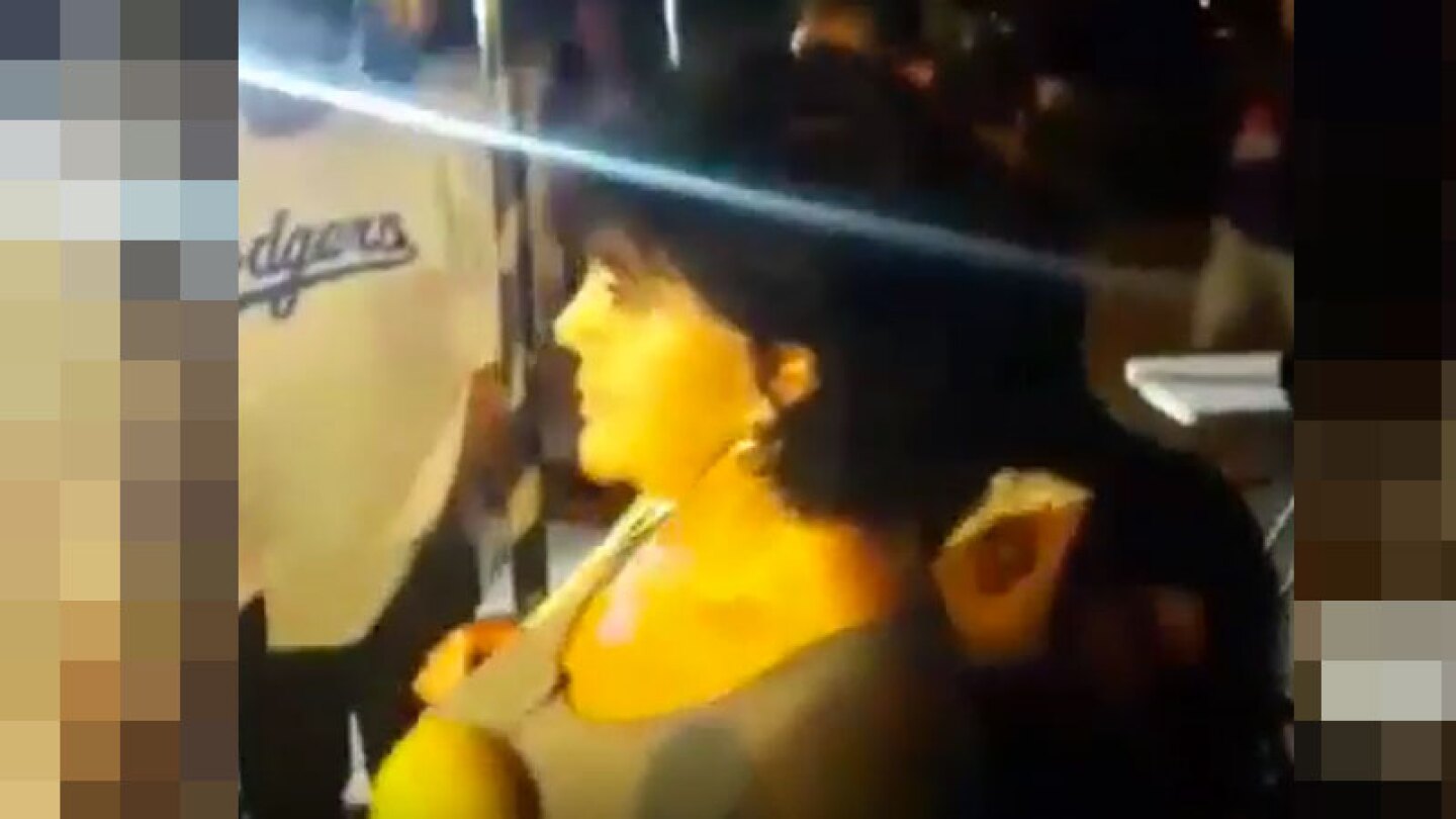 Mujer se viraliza después de atacar a policías en prueba de alcoholímetro
