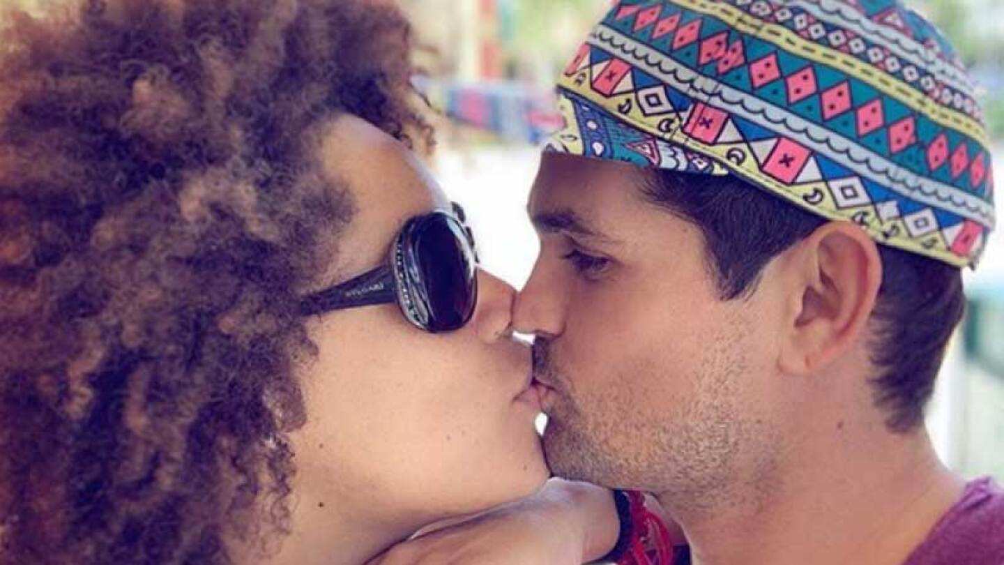 Brenda Kellerman amamanta a sus hijos