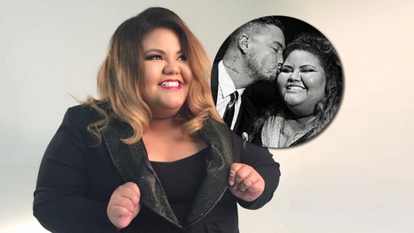 le coquetea descaradamente