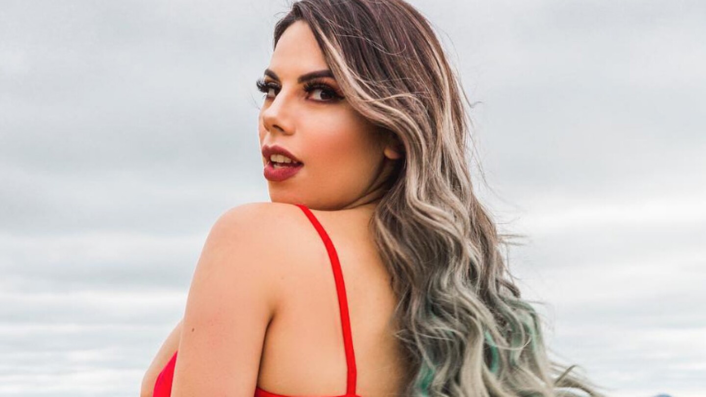 Captan a Lizbeth Rodríguez dándose un beso de lengua con una mujer