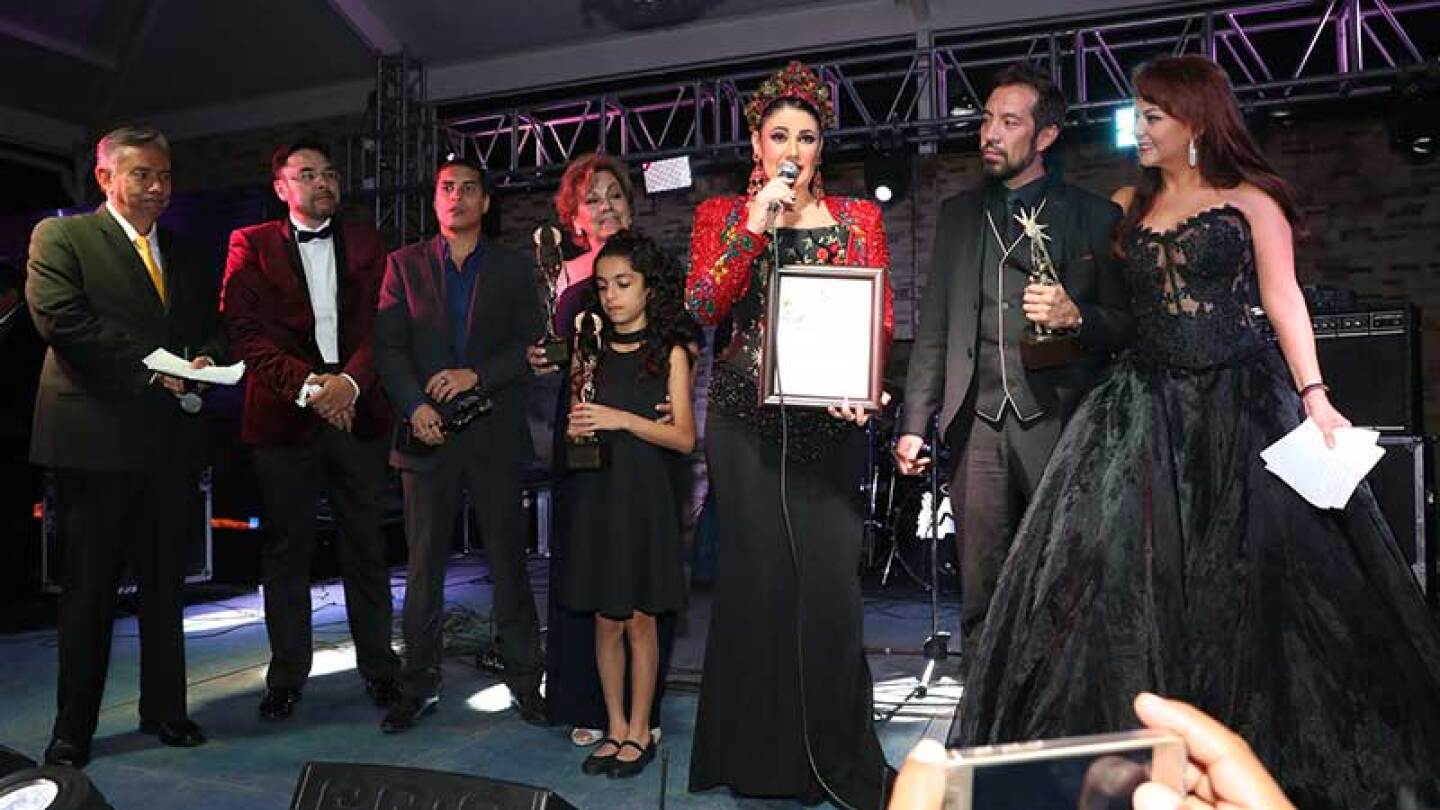 Alejandra Ávalos recibió la Medalla Silvia Pinal.