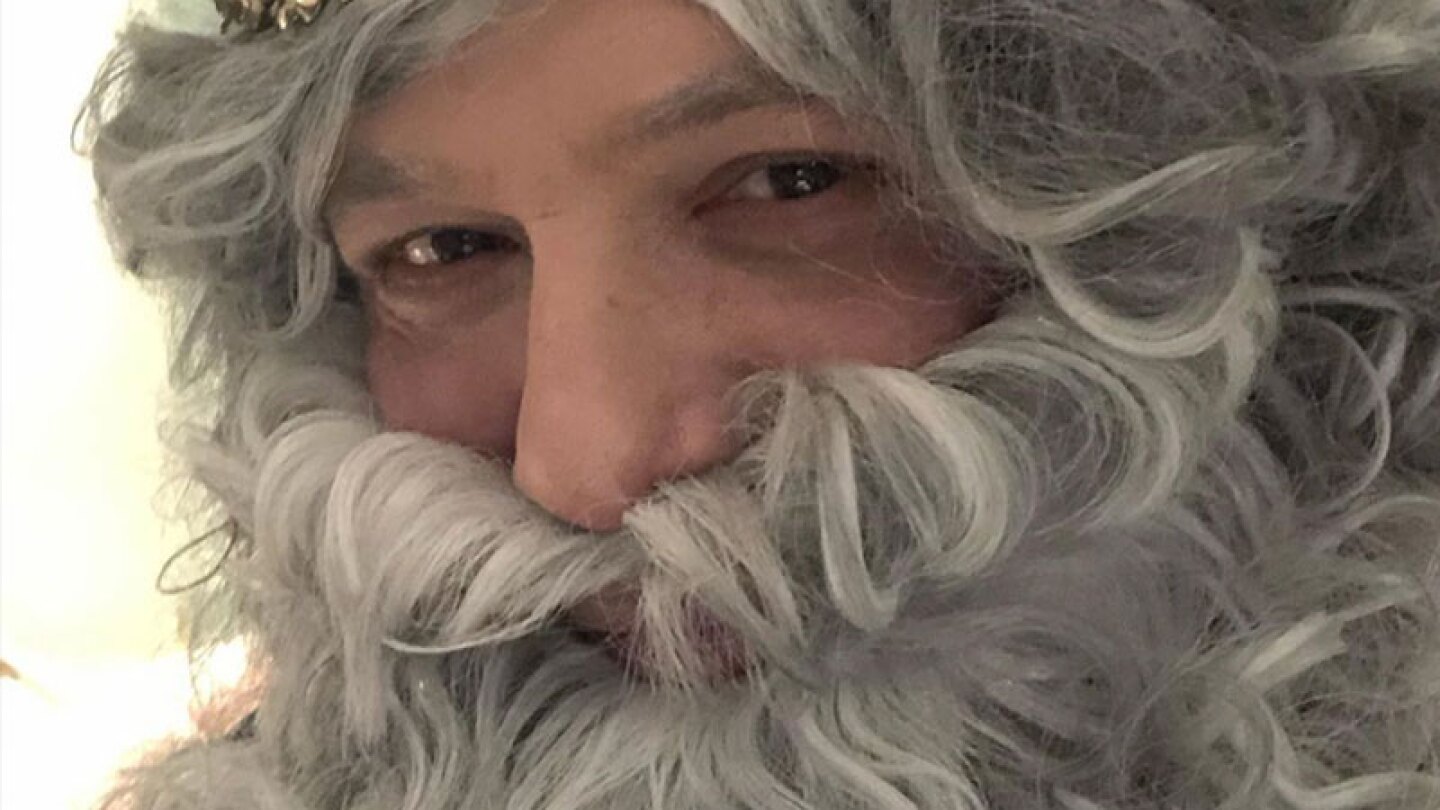 Alejandro Sanz se disfraza de Rey Mago y visita a ancianitos