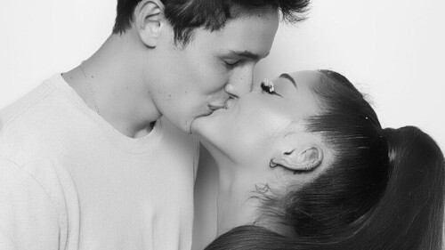Ariana Grande anuncia su compromiso con Dalton Gómez