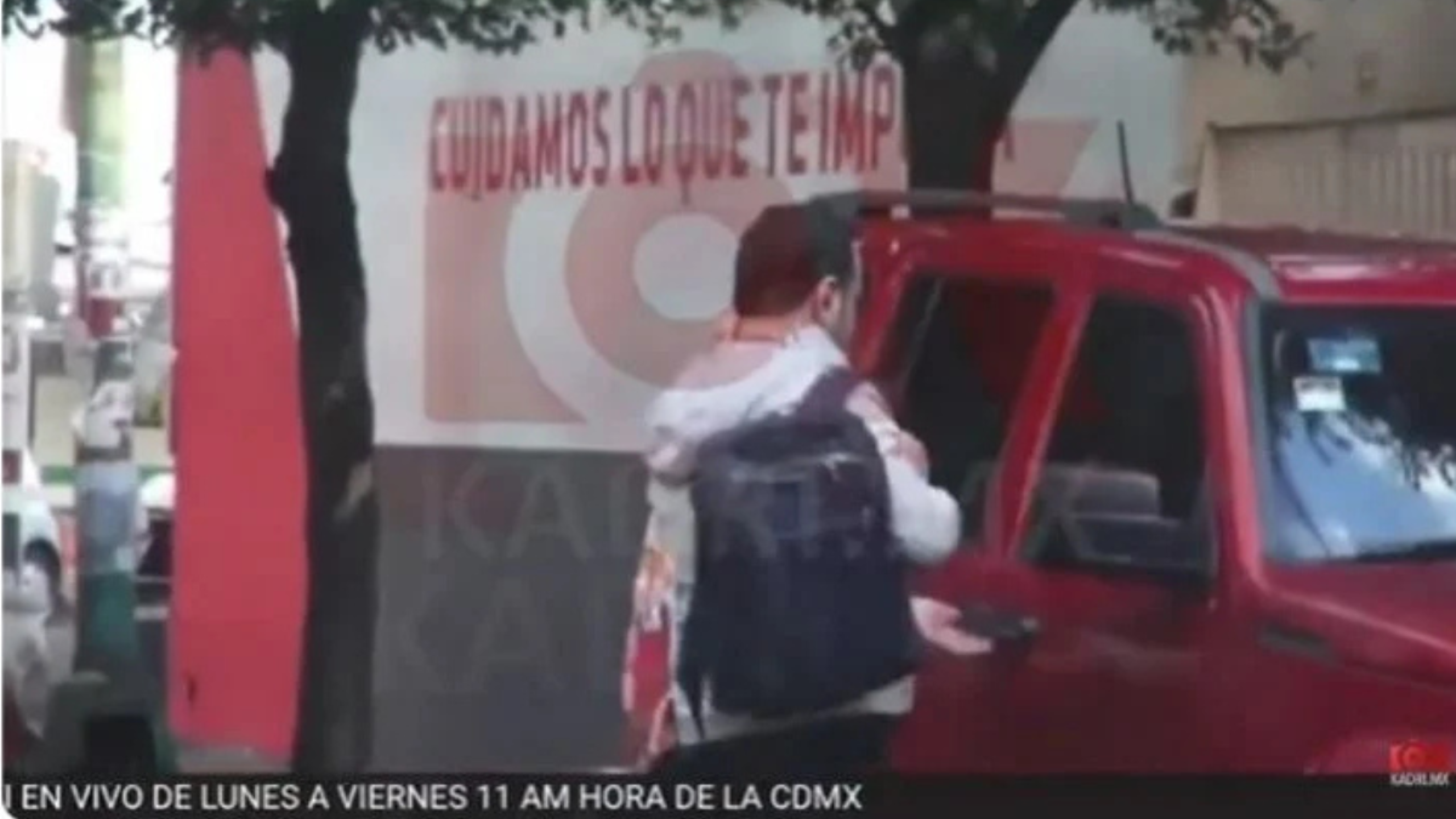 Captan a Ariel Miramontes con un misterioso hombre