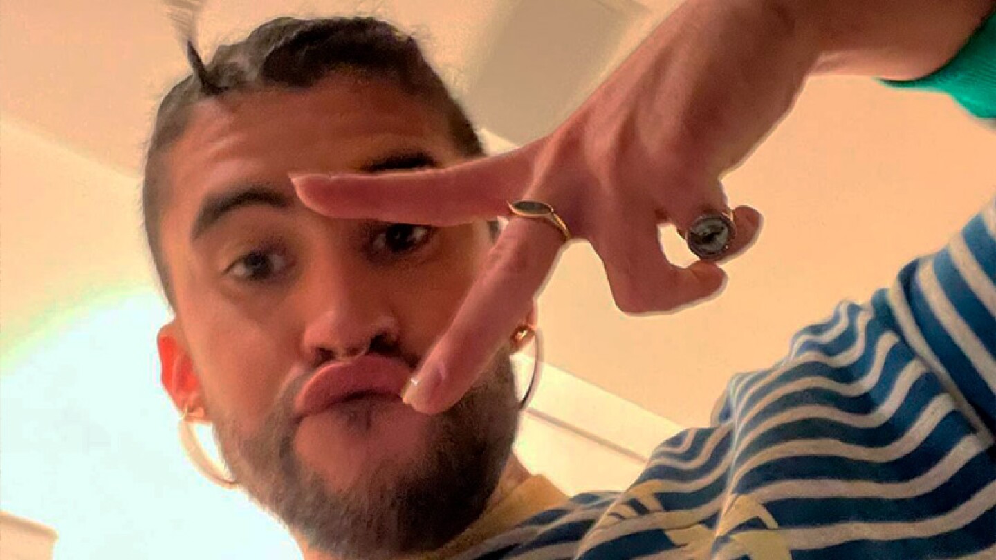Bad Bunny se molesta con una fan, le quita su celular y lo tira