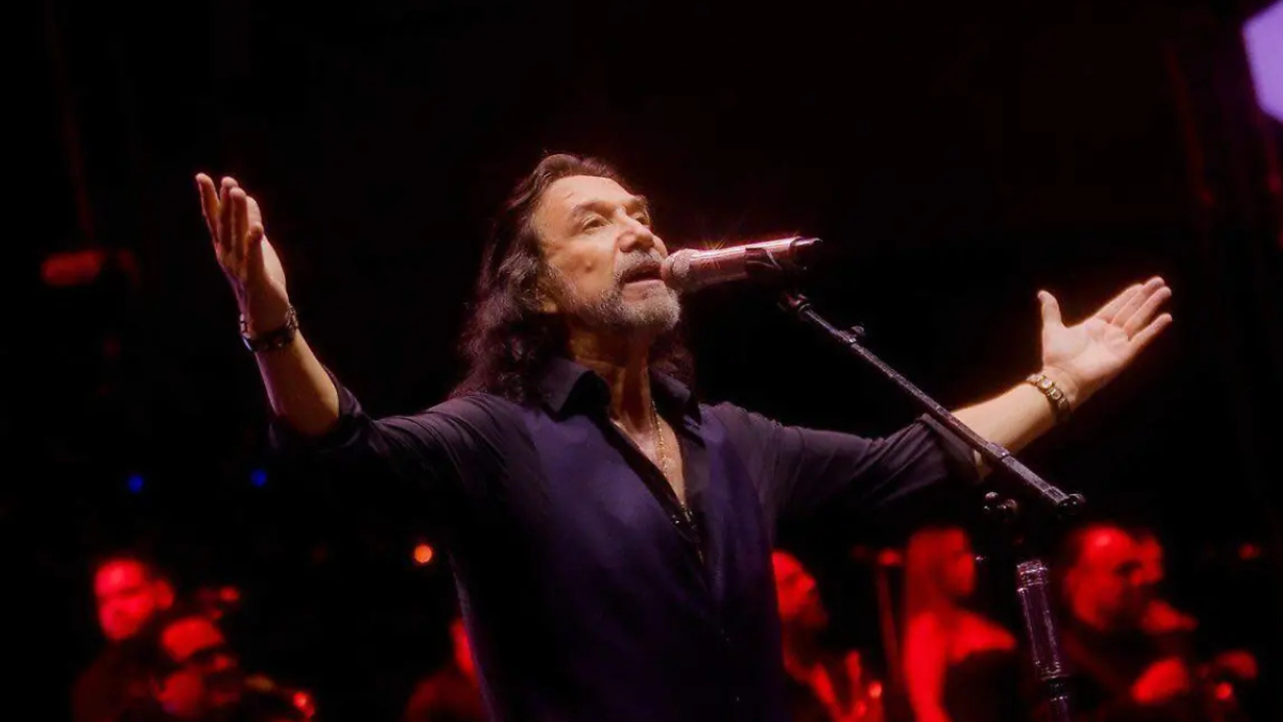 Marco Antonio Solis imita 'pose' de Michael Jackson en una fotografía.