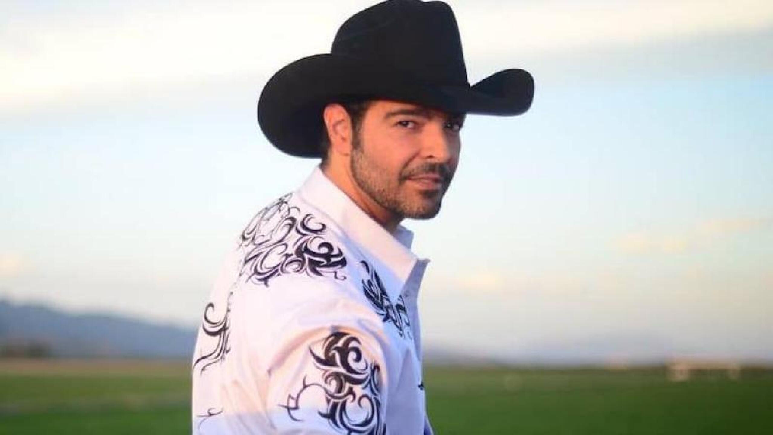 Pablo Montero vuelve a equivocarse al entonar el Himno Nacional