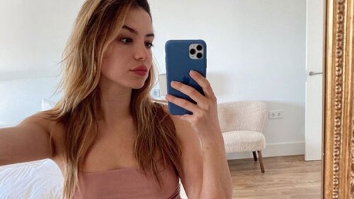 La esposa del futbolista sorprendió al posar en topless frente al espejo.